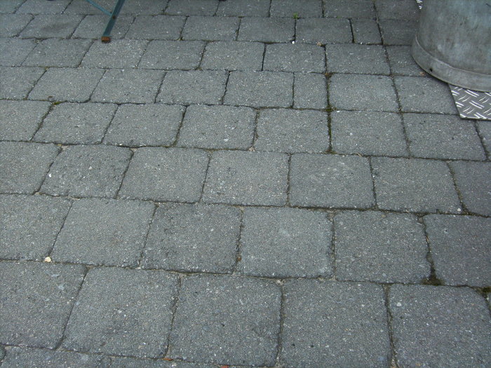 Can a tiled floor be placed on underfloor heating in a wild or even pattern, or will the floor crack faster as a result?